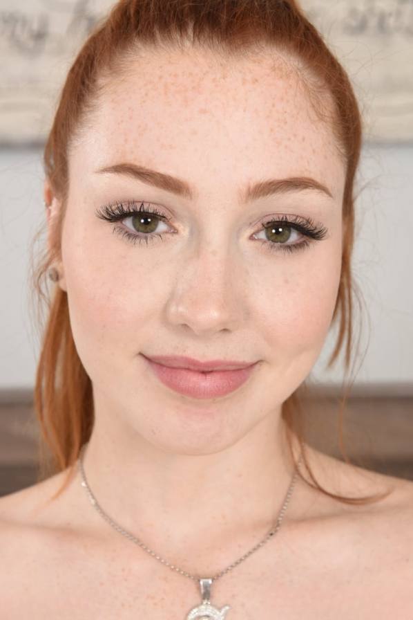 Porn photo: Arietta Adams strips bare, shows feet, big ass