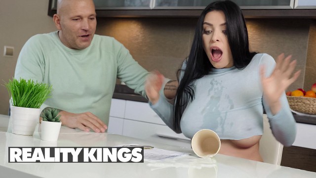 Kira Queen spills the drink then takes him in her mouth