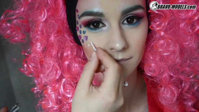 Pink wig Adelle Unicorn - getting face painted up