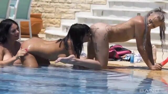 Inna Innaki and friends vibrator screw by the pool