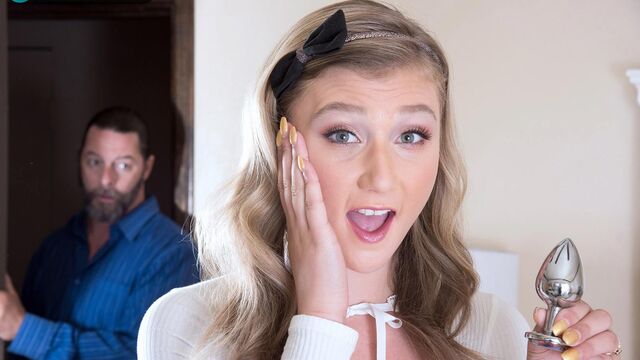 A round ass April Aniston - plugged and fucked in her pussy