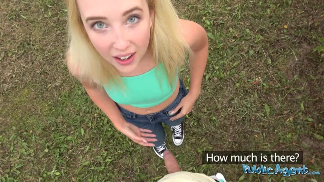 Samantha Rone sucks a big rod on the grass