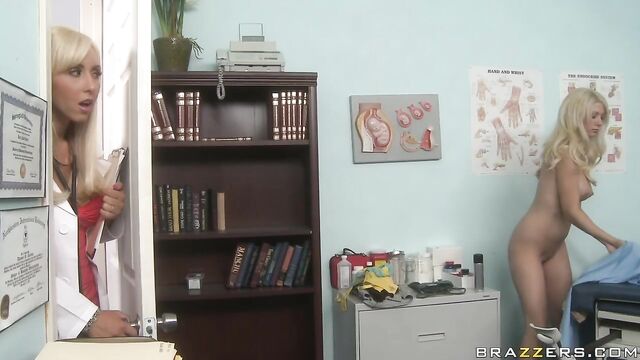 Jessica Lynn's doctor appointment turns into a pussy-eating exam