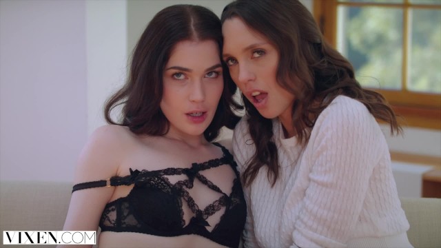 Alex Jones & Evelyn Claire Two Babes Share A Big Dick In Wild Threesome