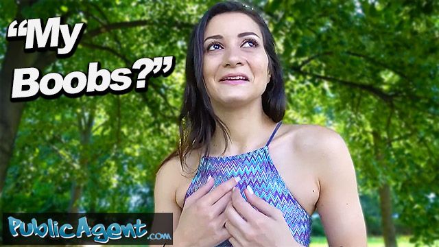 Valentina Bianco sucks boner in the park